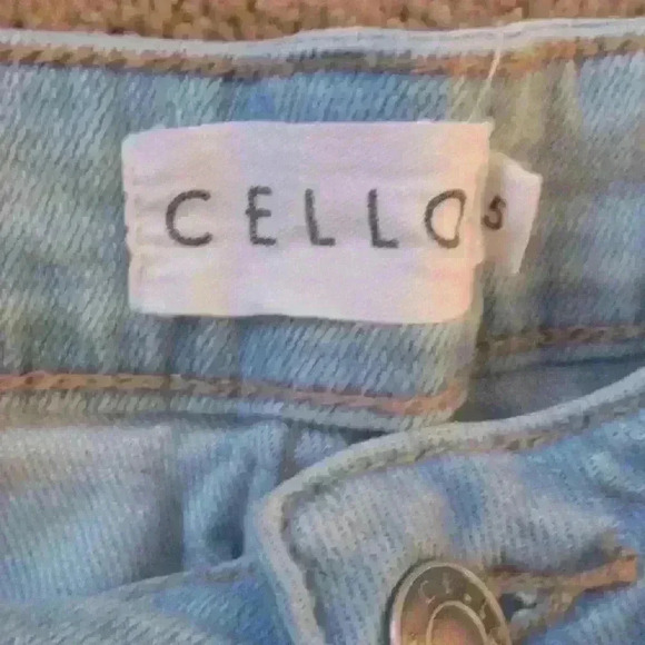 CELLO DISTRESSED/FRAYED HEM JEANS SIZE 5 (JUNIORS) - Picture 8 of 16